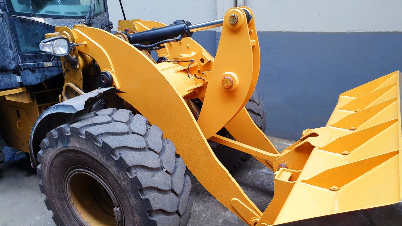 Cargadora CAT con el balde reconstruido, lista para obra