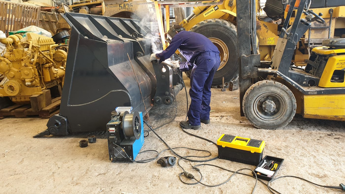 Asistencia técnica de un implemento montado en la máquina